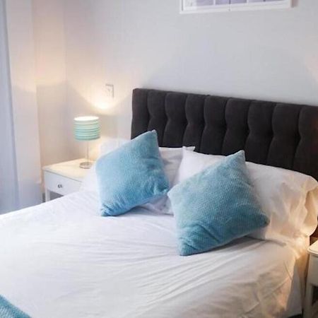 Wood Green Budget Rooms - Next To Mall & Metro Station - 10 Min To City Center Лондон Экстерьер фото