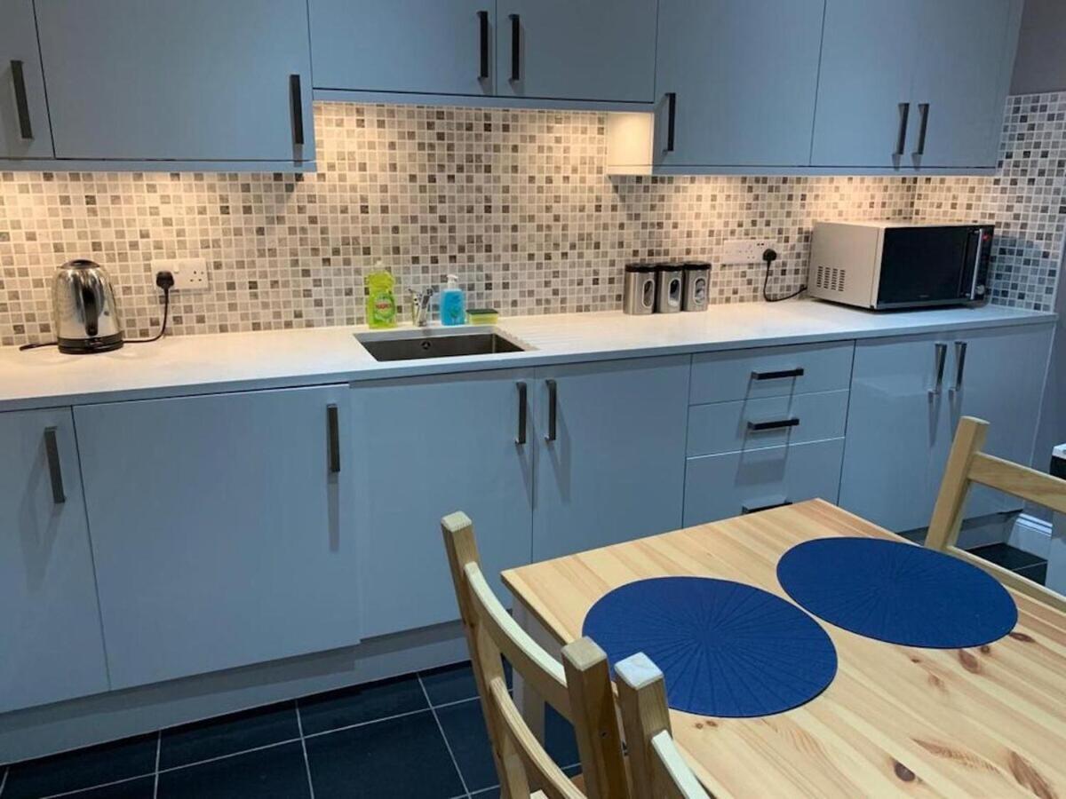 Wood Green Budget Rooms - Next To Mall & Metro Station - 10 Min To City Center Лондон Экстерьер фото