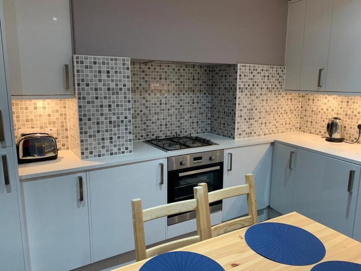 Wood Green Budget Rooms - Next To Mall & Metro Station - 10 Min To City Center Лондон Экстерьер фото