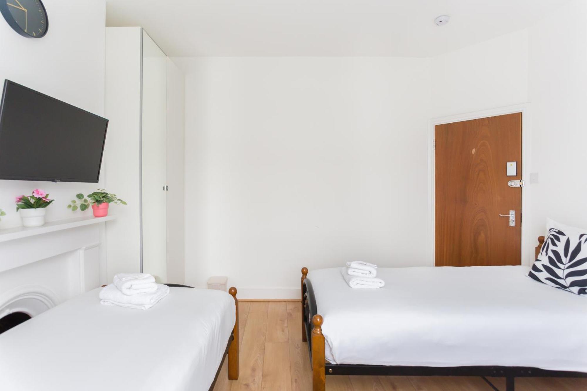 Wood Green Budget Rooms - Next To Mall & Metro Station - 10 Min To City Center Лондон Экстерьер фото