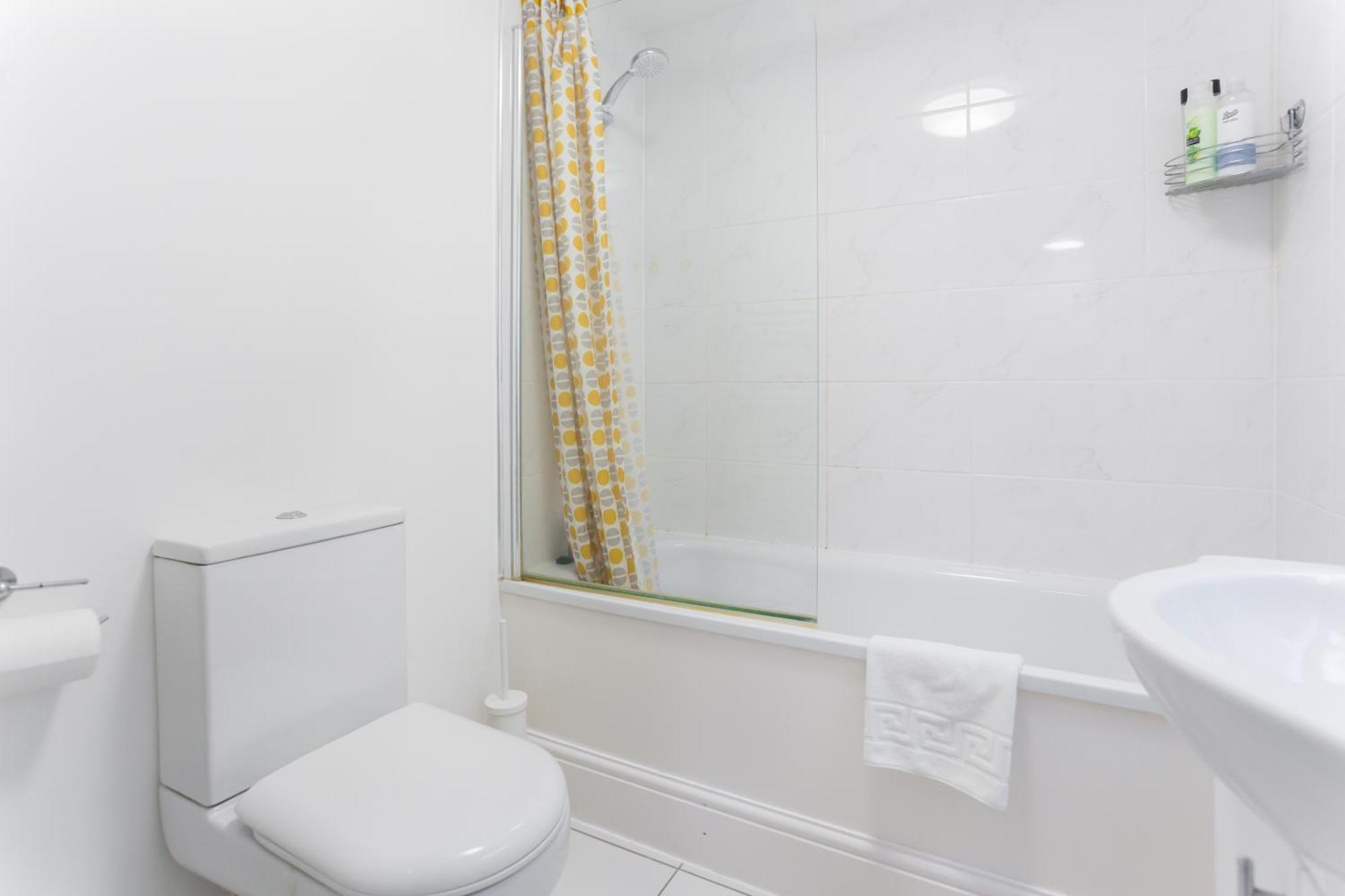 Wood Green Budget Rooms - Next To Mall & Metro Station - 10 Min To City Center Лондон Экстерьер фото