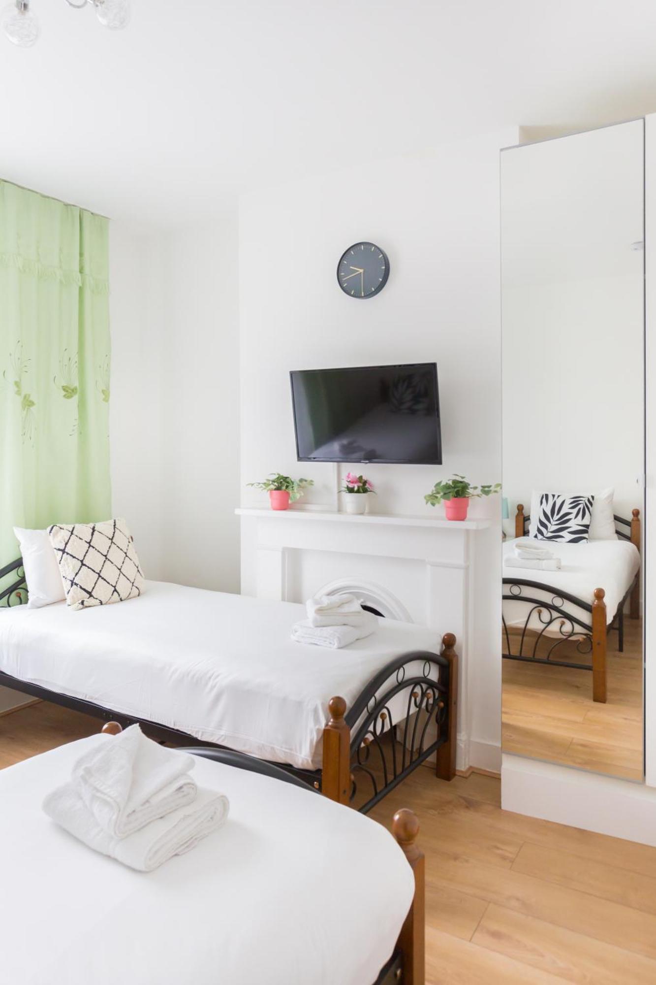 Wood Green Budget Rooms - Next To Mall & Metro Station - 10 Min To City Center Лондон Экстерьер фото