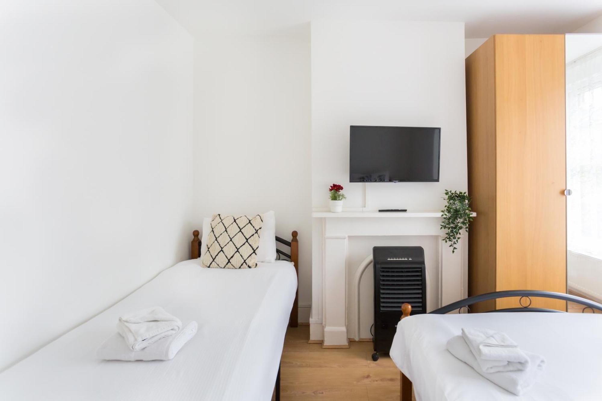 Wood Green Budget Rooms - Next To Mall & Metro Station - 10 Min To City Center Лондон Экстерьер фото