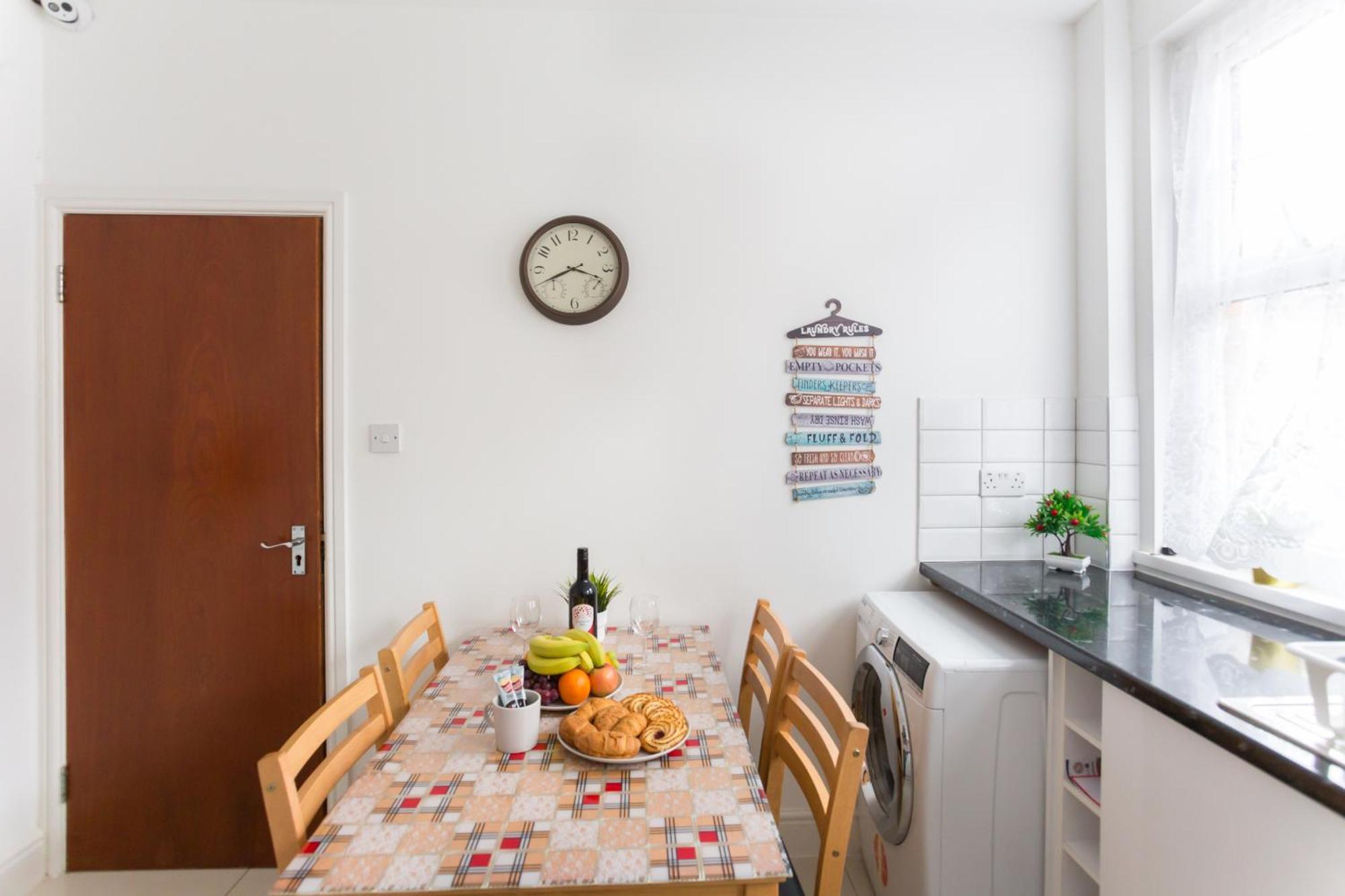 Wood Green Budget Rooms - Next To Mall & Metro Station - 10 Min To City Center Лондон Экстерьер фото