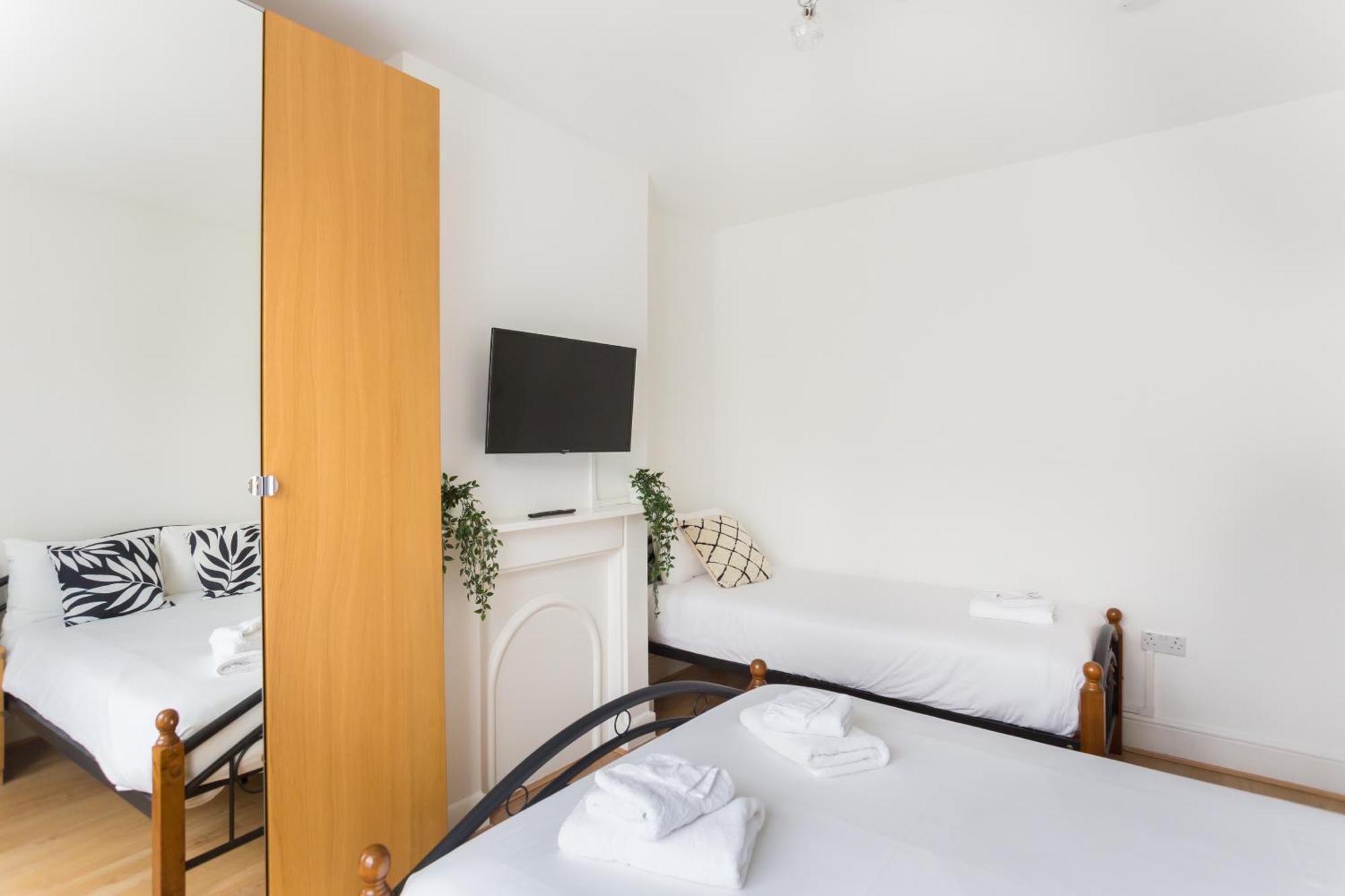 Wood Green Budget Rooms - Next To Mall & Metro Station - 10 Min To City Center Лондон Экстерьер фото