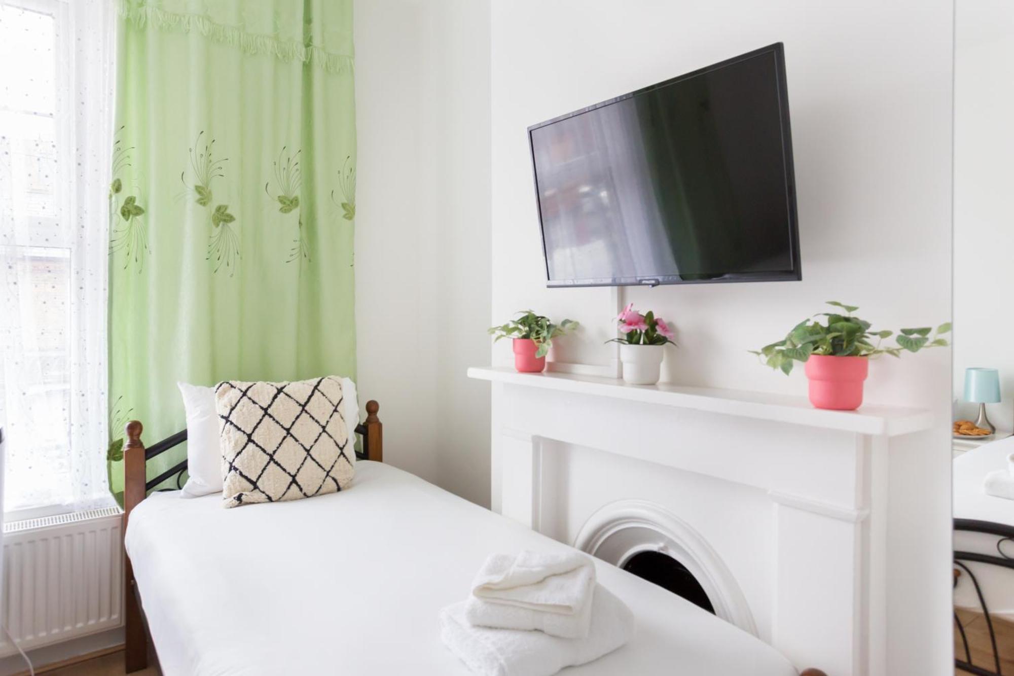 Wood Green Budget Rooms - Next To Mall & Metro Station - 10 Min To City Center Лондон Экстерьер фото