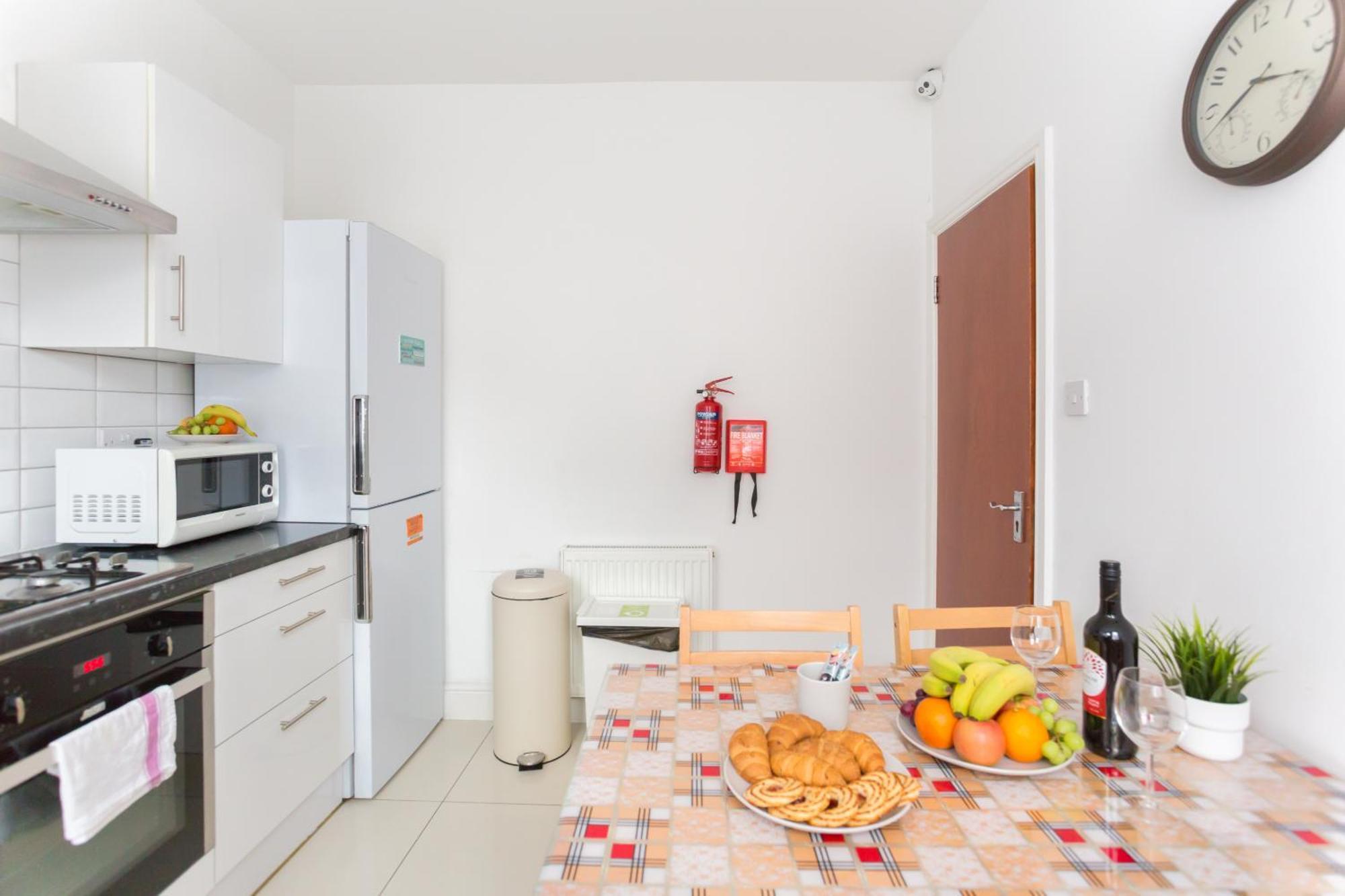 Wood Green Budget Rooms - Next To Mall & Metro Station - 10 Min To City Center Лондон Экстерьер фото