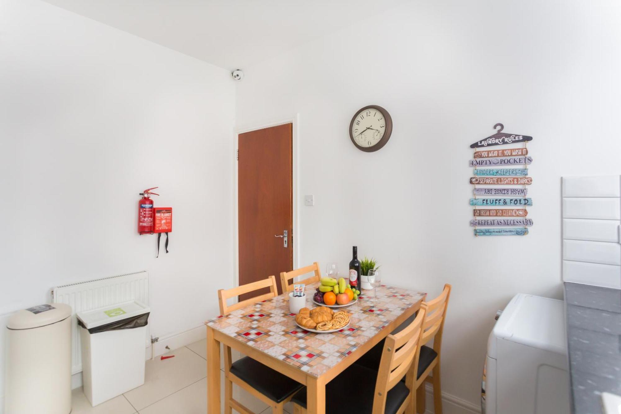 Wood Green Budget Rooms - Next To Mall & Metro Station - 10 Min To City Center Лондон Экстерьер фото