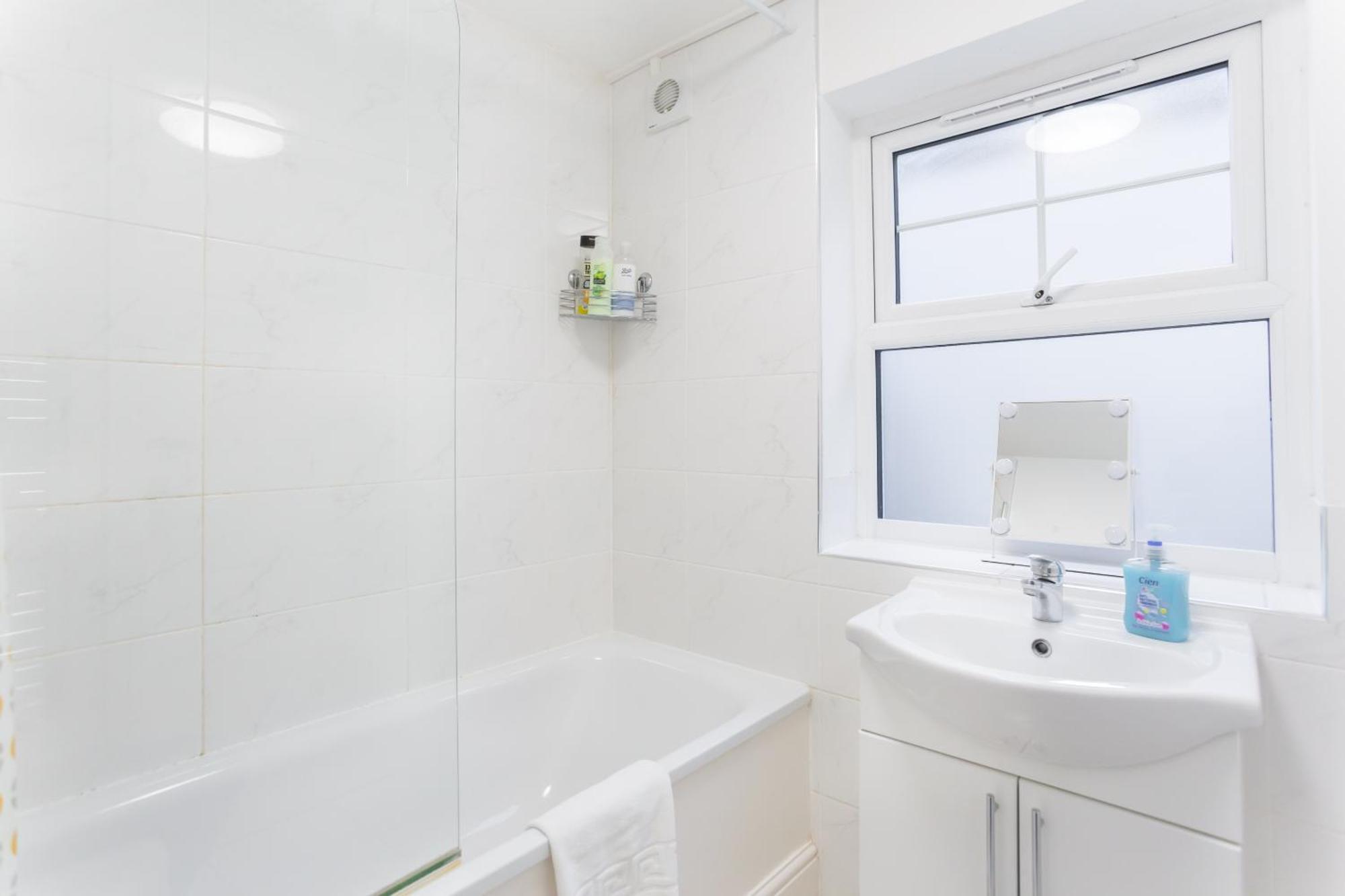 Wood Green Budget Rooms - Next To Mall & Metro Station - 10 Min To City Center Лондон Экстерьер фото