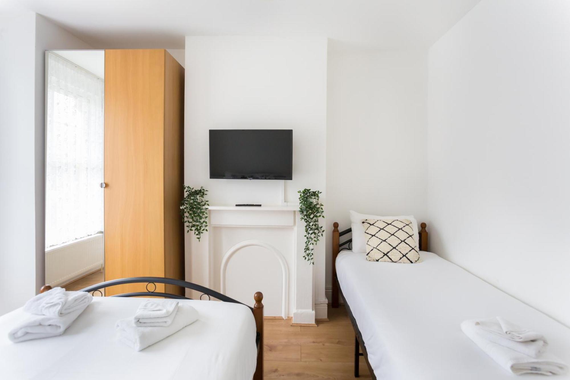 Wood Green Budget Rooms - Next To Mall & Metro Station - 10 Min To City Center Лондон Экстерьер фото