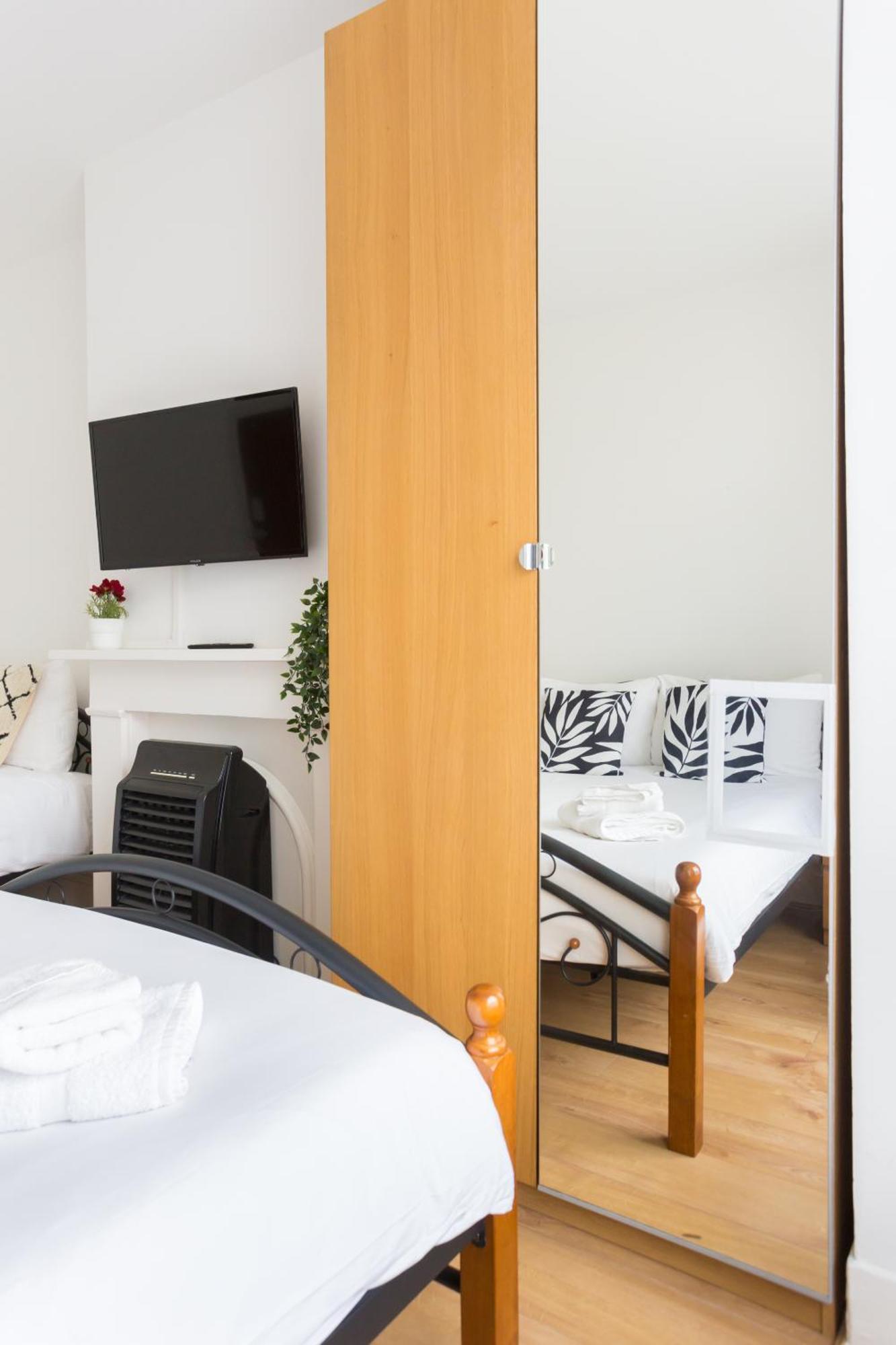 Wood Green Budget Rooms - Next To Mall & Metro Station - 10 Min To City Center Лондон Экстерьер фото
