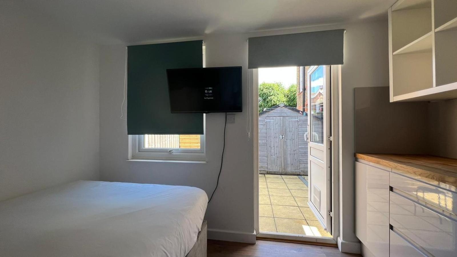 Wood Green Budget Rooms - Next To Mall & Metro Station - 10 Min To City Center Лондон Экстерьер фото