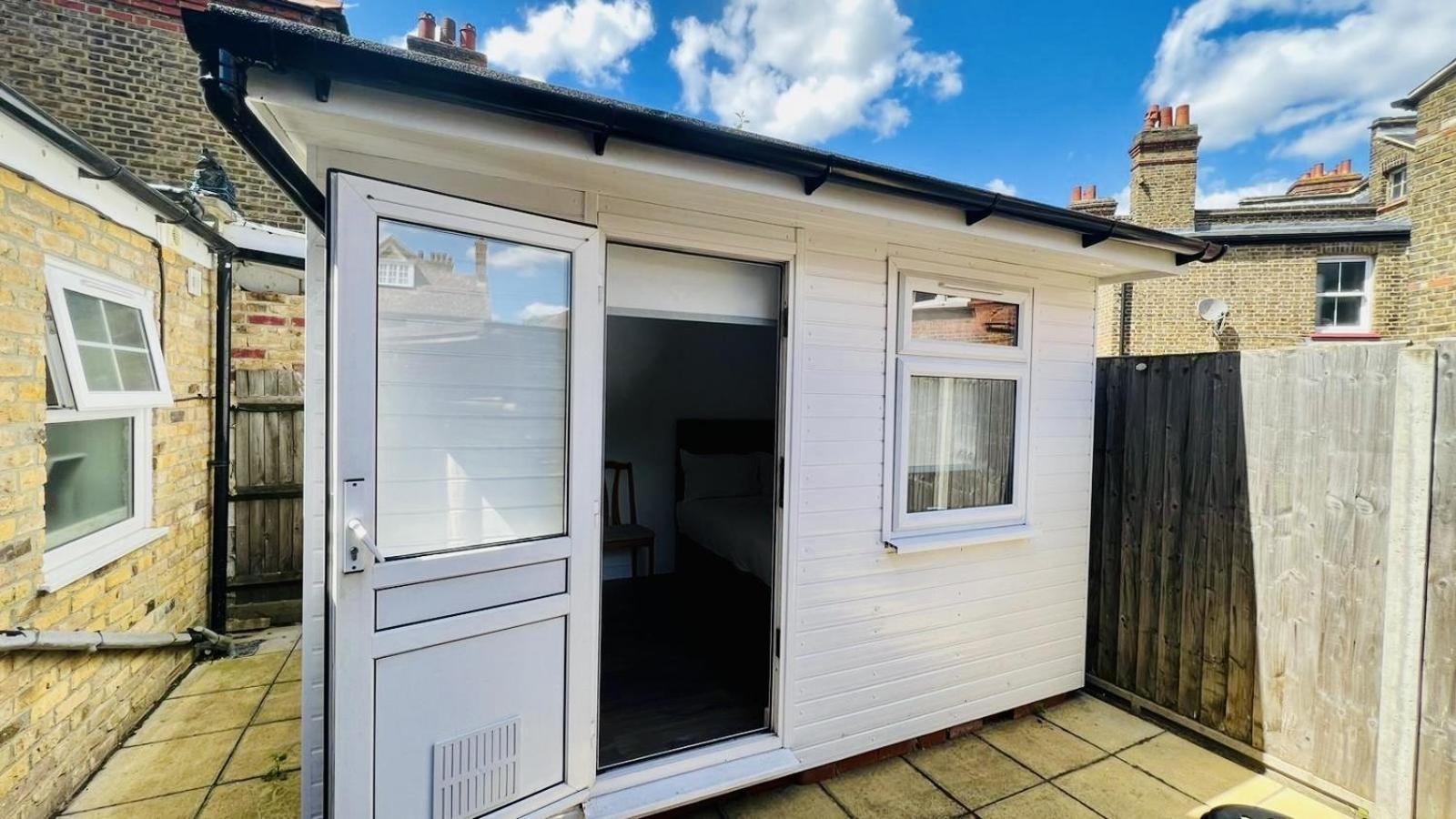 Wood Green Budget Rooms - Next To Mall & Metro Station - 10 Min To City Center Лондон Экстерьер фото
