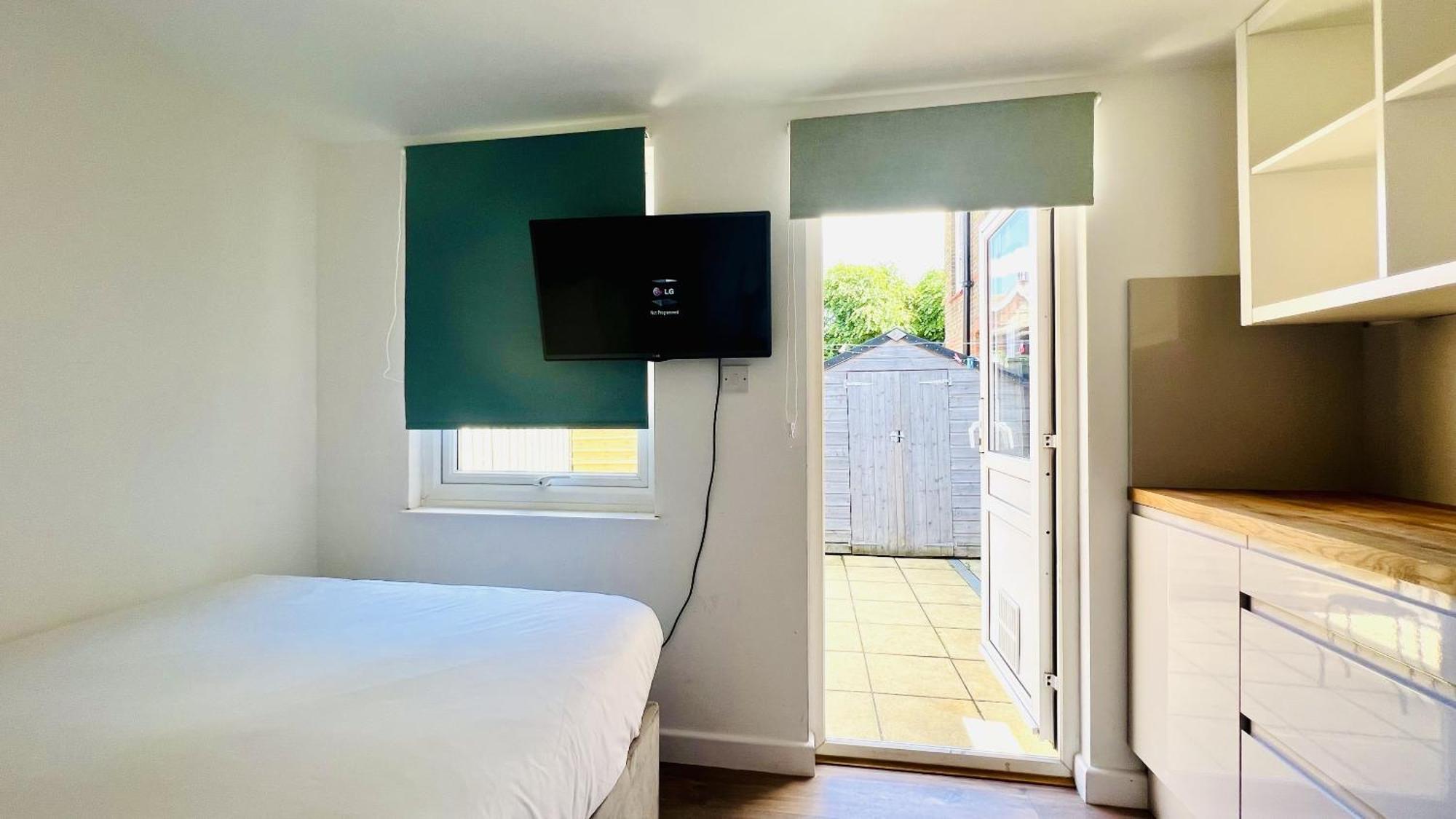 Wood Green Budget Rooms - Next To Mall & Metro Station - 10 Min To City Center Лондон Экстерьер фото
