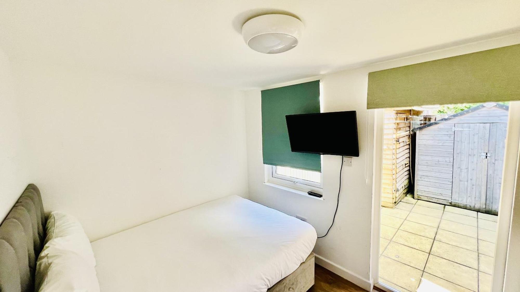 Wood Green Budget Rooms - Next To Mall & Metro Station - 10 Min To City Center Лондон Экстерьер фото